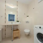 Lucka Bright With Parking In By Renters דירה *