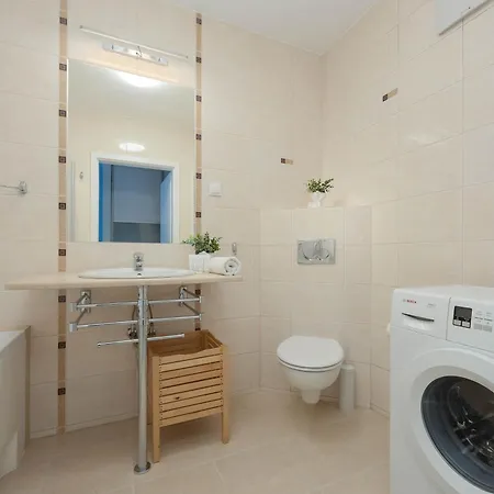 Lucka Bright With Parking In By Renters Apartamento *