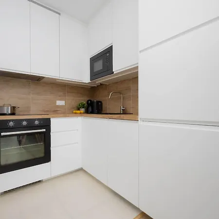 Lucka Bright With Parking In By Renters Appartement *